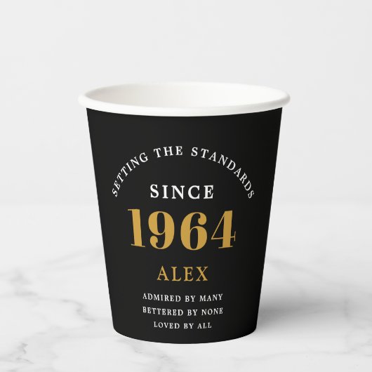 60e Verjaardag Naam 1964 Zwart Goud Elegant Chic Papieren Bekers (Voorkant)