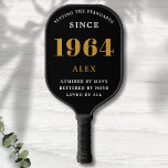 60e Verjaardag Naam 1964 Zwart Goud Elegant Chic Pickleball Paddle<br><div class="desc">Chique '1964' 60e verjaardag Zwart en Goud Gepersonaliseerde Pickleball Paddle - Elegant Design voor Sportliefhebbers. Vier een belangrijke mijlpaal in stijl met onze chique '1964' 60ste verjaardag zwart en goud pickleball paddle. Elegant ontworpen en volledig gepersonaliseerd, deze paddle combineert verjaardagscharme en nut in één. Ideaal voor iedereen met een passie...</div>