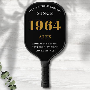 60e Verjaardag Naam 1964 Zwart Goud Elegant Chic Pickleball Paddle