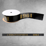 60e Verjaardag Naam 1964 Zwart Goud Elegant Chic Satijnen Lint<br><div class="desc">60th Birthday Zwart Goud Elegant Chique Satijnen Lint Geboren 1964 - Gepersonaliseerde Viering Accessoire. Wees een showstopper op je verjaardagsbash met onze 60ste verjaardagsnaam 1964 Black Gold Elegant Chic Satin Ribbon! Verfraaid met prachtig zwart en goud, spreekt dit satijnen lint boekdelen over uw unieke stijl en verfijnde smaak. Elke centimeter...</div>