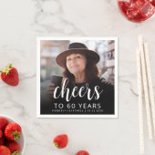 60e verjaardag Party Foto Wit Script Cheers Servet (Insitu)