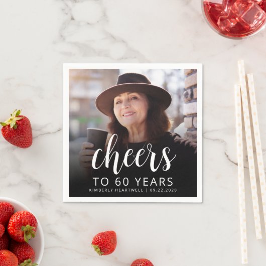 60e verjaardag Party Foto Wit Script Cheers Servet (Insitu)