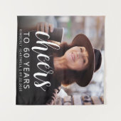 60e verjaardag Party Foto Wit Script Cheers Wandkleed (Voorkant (horizontaal))