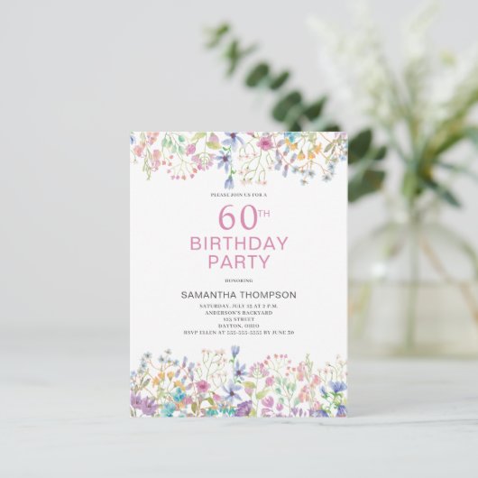 60e verjaardag roze bloemrijke Wildflower uitnodig Briefkaart (Staand voorkant)