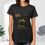 60e verjaardag typografie naamdatum hallo 60 t-shirt<br><div class="desc">Elegant en modern voor een 60ste verjaardagsfeestje. Hallo Faux gouden tekst geschreven met een trendy handgeschreven stijlscript: Met gouden stippen als decor. Sjablonen voor een naam en een datum,  gouden letters.</div>