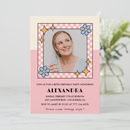 60e verjaardag uitnodiging Retro Groovy Pink Flowe (Staand voorkant)