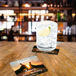 60e verjaardag voor jongens die bier eten kartonnen onderzetters