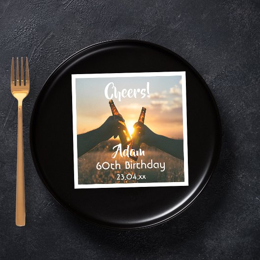 60e verjaardag voor jongens die bier eten servet