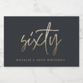 60e Verjaardag Zwart en goud script modern minimal Sparkling Wijnetiket (Enkel label)