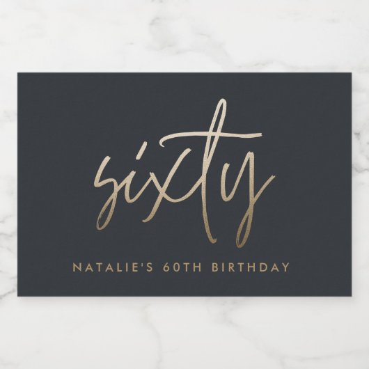 60e Verjaardag Zwart en goud script modern minimal Sparkling Wijnetiket (Enkel label)