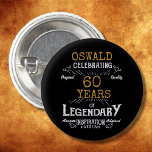 60e verjaardag zwart goud legendarische retro ronde button 3,2 cm<br><div class="desc">Gepersonaliseerde elegante knoppen die gemakkelijk aan te passen zijn voor dat speciale 60ste verjaardagsfeestje. Het retro zwart-gouden ontwerp voegt een vleugje verfijning toe aan die speciale viering.</div>