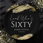 60e verjaardagsfeestje Gold Black Look Who's Papieren Bordje<br><div class="desc">Elegant Faux Gold folie verfsplatters ontwerpen. Alle tekst kan worden aangepast en kan eenvoudig worden gewijzigd voor uw eigen wensen. Geweldig elegante 60e verjaardag sjabloon. Fancy feest in Napkins. Zwart en goud</div>