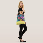  60s Vibe Mod Daisies, Kleurenblok Tote Bag (Op model)