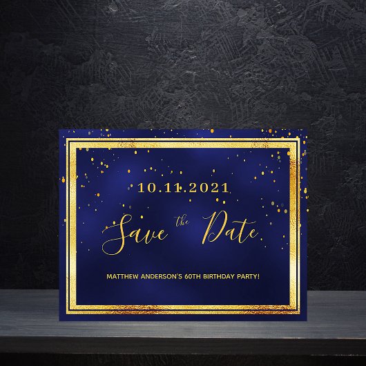 60ste verjaardag donkerblauw goud save the date briefkaart