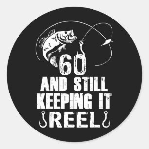 60ste verjaardag en nog steeds aan het vissen met  ronde sticker