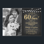 60ste verjaardag met foto - schoolbord en goud kaart<br><div class="desc">Uitnodiging voor 60ste trouwverjaardag met foto.
Elegant ontwerp in zwart en namaakgoud. Kenmerken schoolbordpatroon,  scriptlettertype en sprookjesachtige slingerlichtjes. Proost op 60 jaar! Kan worden gepersonaliseerd tot elk jaar. Stuur me een bericht als je verdere aanpassing nodig hebt.</div>