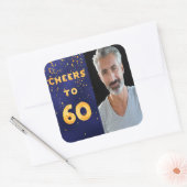 60ste verjaardagskertjes tot 60 gouden ballontekst vierkante sticker (Envelop)