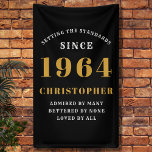 60th Birthday Born 1964 Naam toevoegen Zwart Goud Spandoek<br><div class="desc">60th Birthday Party Wall Banner - zwart en goud decoratief stuk. Vier een indrukwekkende mijlpaal met onze 60ste verjaardag Party Wall Banner. Deze one-of-a-kind zwarte en gouden banner is niet alleen een decoratie, het is een statement piece. aan uw voorkeuren, is het een elegante en leuke manier om het begin...</div>