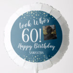 60th Birthday Confetti foto Ballon<br><div class="desc">Kijk wie er 60 Verjaardagsballon is met fotosjabloon. Elegant ontwerp met leuk script en foto optie. Kan worden gewijzigd naar elke gewenste leeftijd!</div>