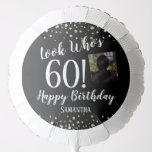60th Birthday Confetti foto Ballon<br><div class="desc">Kijk wie er 60 Verjaardagsballon is met fotosjabloon. Elegant ontwerp met leuk script en foto optie. Kan worden gewijzigd naar elke gewenste leeftijd!</div>