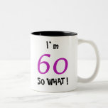 60th Birthday Funny Motivatie Tweekleurige Koffiemok<br><div class="desc">Moderne 60ste verjaardag Inspirerend Mok. Een geweldig verjaardagsgeschenk voor iemand die de 60ste verjaardag viert. Het komt met een grappig en motivatie citaat dat ik 60 ben,  dus wat!  en is perfect voor iemand met een gevoel van humor.</div>