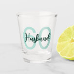 60th Birthday Husband Modern Green Script Shot Glas<br><div class="desc">Een glimlach op een gezicht met dit 60ste verjaardagscampglas voor je man. Het perfecte cadeau of feestaccessoire! - Klik gewoon om dit ontwerp te personaliseren 🔥 Mijn beloften - Dit ontwerp is uniek en is ontworpen met u in het achterhoofd 🙏 Bedankt voor het ondersteunen van mijn kleine bedrijf -...</div>