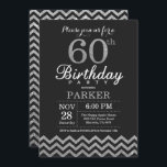 60th Birthday Invitation Black en Silver Glitter Kaart<br><div class="desc">60e verjaardag uitnodiging met Black en Silver Glitter Chevron. Chalkboard. Volwassen verjaardag. Man of vrouwen uitgenodigd. Voor verdere aanpassing,  te klikken gelieve de knoop "van de Aanpassing het"en ons ontwerphulpmiddel te gebruiken om deze sjabloon te wijzigen.</div>