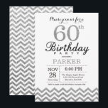 60th Birthday Invitation Silver Glitter Kaart<br><div class="desc">60e verjaardag uitnodiging met Silver Glitter Chevron. Black and Silver Glitter. Volwassen verjaardag. Man of vrouwen uitgenodigd. Voor verdere aanpassing,  te klikken gelieve de knoop "van de Aanpassing het"en ons ontwerphulpmiddel te gebruiken om deze sjabloon te wijzigen.</div>