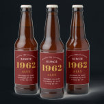 60th Birthday Name 1962 Red Gold Elegant Bier Etiket<br><div class="desc">Een gepersonaliseerd elegant bieretiket dat gemakkelijk aan te passen is voor die speciale gelegenheid.</div>