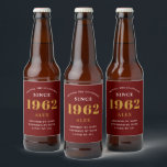 60th Birthday Name 1962 Red Gold Elegant Bier Etiket<br><div class="desc">Een gepersonaliseerd elegant bieretiket dat gemakkelijk aan te passen is voor die speciale gelegenheid.</div>