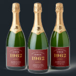 60th Birthday Name 1962 Red Gold Elegant Sparkling Wijnetiket<br><div class="desc">Een gepersonaliseerd elegant mousserend wijnetiket dat gemakkelijk is aan te passen voor die speciale gelegenheid.</div>