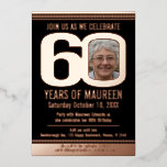 60th Birthday party black and roos gold folie foto Folie Uitnodiging<br><div class="desc">Vet eenvoudige grafische zwarte, en de gouden folie van het roos of uw eigen folie kleurenfotomalplaatje 60e van de verjaardagspartij uitnodiging. Pas deze bekabelde mijlpaalverjaardagsuitnodiging aan met de details van uw verjaardagsfeestdag, en foto's van uw verjaardagsjongen of -meisje in het midden van 0 op 60 en één volledige foto aan...</div>