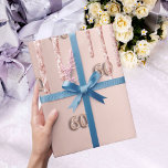 60th Birthday roos Gold glitter druppelt roze Cadeaupapier<br><div class="desc">Elegant,  klassiek,  glamoureus en vrouwelijk stijl party wrapping papier voor een 60e verjaardag. Een girly roze,  roos gouden achtergrond versierd met faux roos gouden glitter druppels en. Nummer 60 is geschreven met een trendy ballon stijl lettertype.</div>