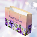 60th Birthday roze paarse florals name Groot Cadeauzakje<br><div class="desc">Een elegante roze en perzik kleurige achtergrond en een rand van violette,  paarse en witte pansies. Paarse met de hand geletterde stijl script en de tekst: Happy 60th Birthday! Sjabloon voor een naam.</div>