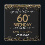 60th Birthday Save the Date Magnet<br><div class="desc">Elegant Faux Gold glitter met de scherpende confetti hoogtepunten op de boven- en ondergrens. Alle tekst kan worden aangepast en kan eenvoudig worden gewijzigd voor uw eigen wensen. Geweldig elegante 60e verjaardag sjabloon. Sla de datummagneetherinnering op.</div>