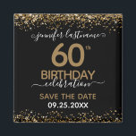 60th Birthday Save the Date Magnet<br><div class="desc">Elegant Faux Gold glitter met de scherpende confetti hoogtepunten op de boven- en ondergrens. Alle tekst kan worden aangepast en kan eenvoudig worden gewijzigd voor uw eigen wensen. Geweldig elegante 60e verjaardag sjabloon. Sla de datummagneetherinnering op.</div>