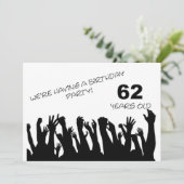 62e feestuitnodiging met juichende menigte kaart (Staand voorkant)
