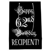 62e verjaardag: Fancy, elegant script + aangepaste Medium Cadeauzakje (Achterkant)