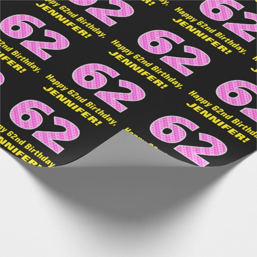 62e verjaardag: Roze strepen en harten "62" + Naam Cadeaupapier (Hoek)