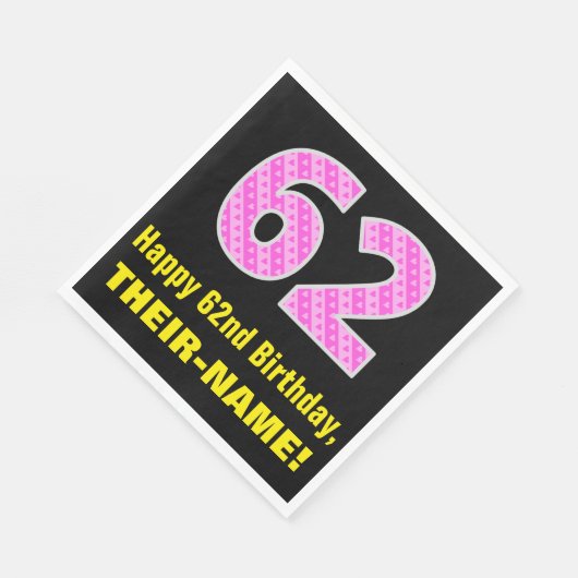 62e verjaardag: Roze strepen en harten "62" + Naam Servet (Hoek)