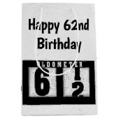 62e verjaardag zwarte odometer medium cadeauzakje (Voorkant)