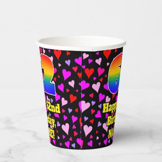 62nd Birthday: Loving Hearts Pattern, Rainbow 62 Papieren Bekers (Rechts)
