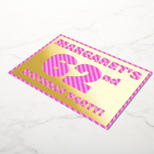 62ste verjaardagsfeest — Dapper, leuk, roze strepe Folie Uitnodiging (Gedraaid)