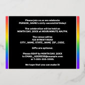62ste verjaardagsfeest: leuk, kleurrijk regenboogp folie uitnodiging (Achterkant)