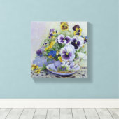 6300 Pansies in theekopje Verpakt canvas Print (Insitu (Houten vloer))
