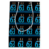 63e verjaardag met oogkaarsen medium cadeauzakje (Achterkant)