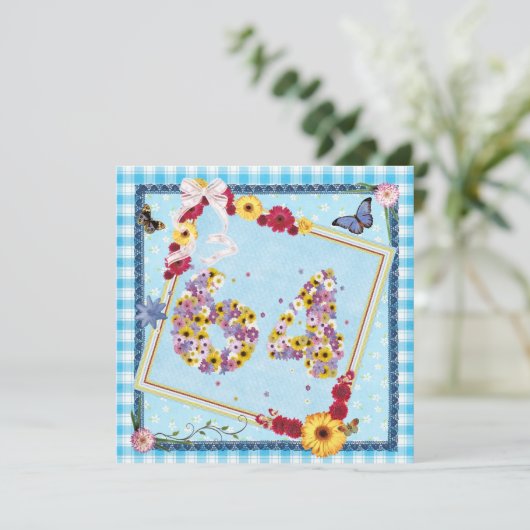 64e verjaardag Uitnodigingsbloemen, vlinders Kaart (Staand voorkant)
