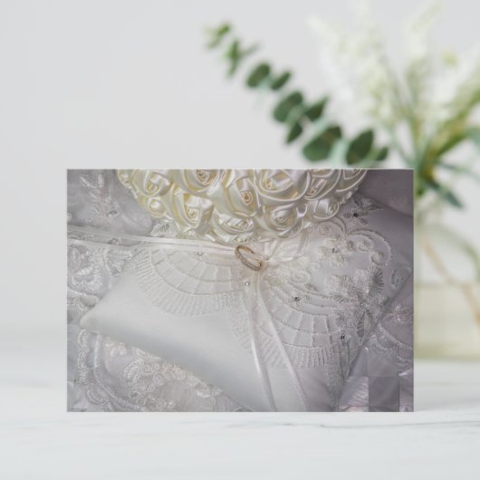 6538-Ringdragende kussen met trouwring op de sluie Kaart (Staand voorkant)