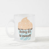 65 is Sweet Birthday T-shirts en cadeautjes Matglas Koffiemok (Links)