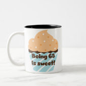 65 is Sweet Birthday T-shirts en cadeautjes Tweekleurige Koffiemok (Links)